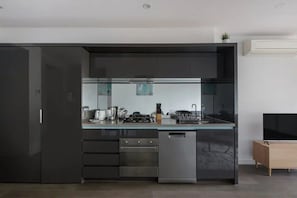 Frigorifero, microonde, forno, piano cottura