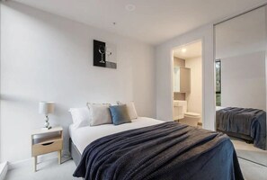 3 slaapkamers, een strijkplank/strijkijzer, wifi, beddengoed
