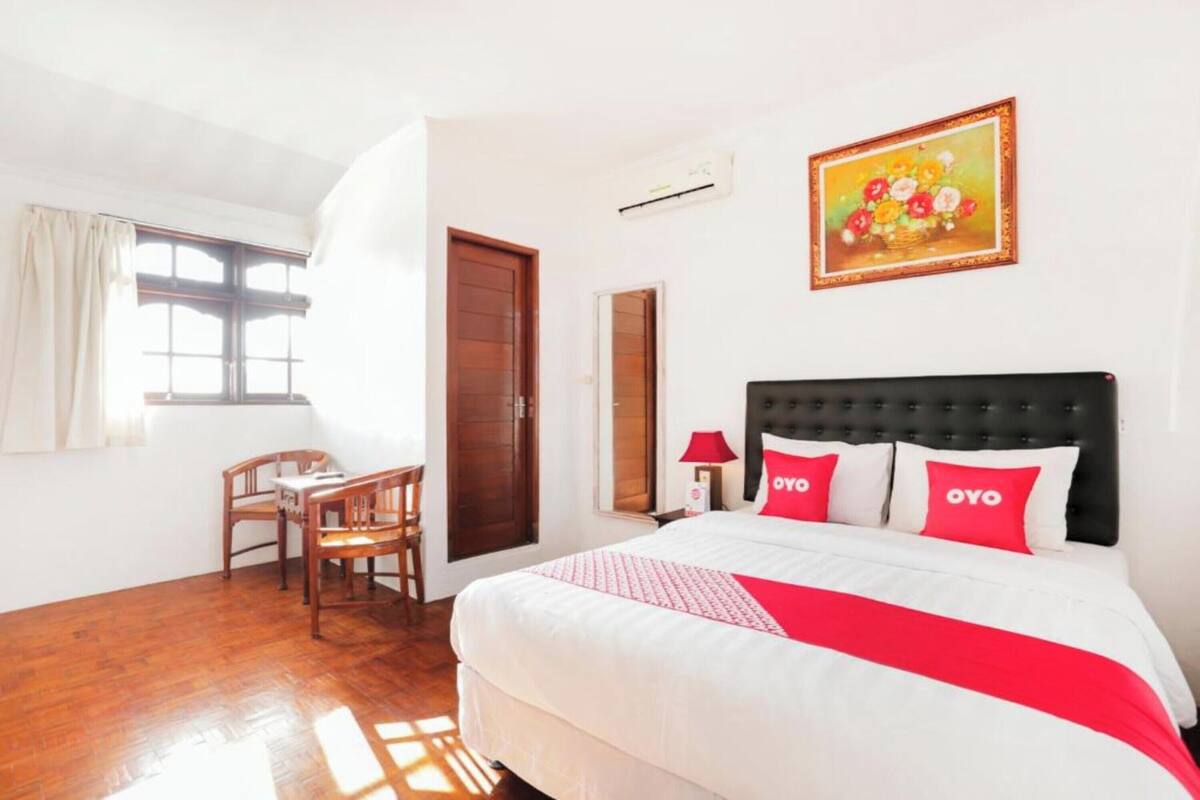 Ein Hotelzimmer mit Bett, Schreibtisch und Stuhl.