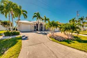 Exterior - Special Offer Villa Lazy Days - on water, cozy, Pool & Spa (Cape Coral)