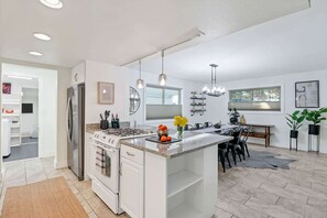 Køleskab, mikrobølgeovn, ovn, kogeplade