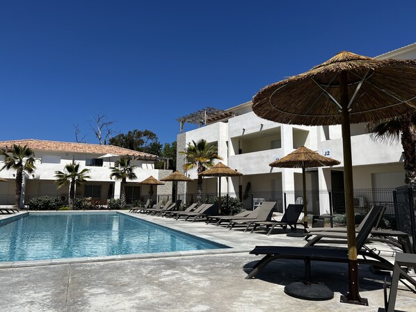 Una piscina al aire libre, una piscina climatizada