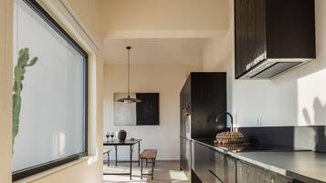 Een koelkast, een magnetron, een oven, een kookplaat