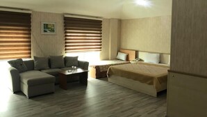 In-room safe, laptop workspace, soundproofing - AEF Hotel (Baku)