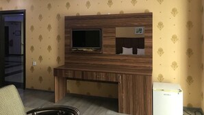 In-room safe, laptop workspace, soundproofing - AEF Hotel (Baku)