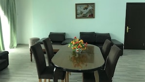 In-room safe, laptop workspace, soundproofing - AEF Hotel (Baku)