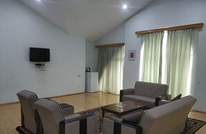 Zimmersafe, laptopgeeigneter Arbeitsplatz, schallisolierte Zimmer