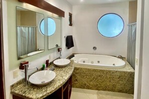 Hair dryer, towels, soap, shampoo - The Jungle Bliss Condo - A nice 3 bedroom condo with 4 beds and 4 full bathrooms (Playa del Carmen)