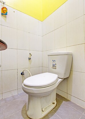 Kamar Double | Kamar mandi | Shower, handuk,  dan tisu toilet