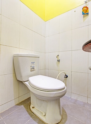 Kamar Double Standar | Kamar mandi | Shower, handuk,  dan tisu toilet