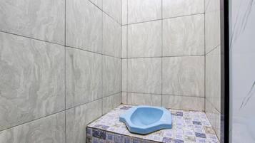 Kamar Double Basic | Kamar mandi | Shower, handuk,  dan tisu toilet