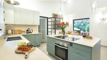 Een koelkast, een magnetron, een oven, een vaatwasser