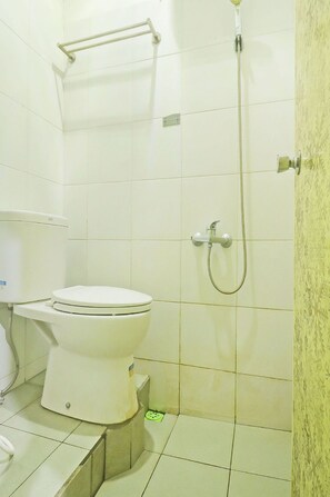 Habitación doble estándar | Baño | Regadera, toallas, jabón 