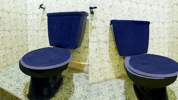 Chuveiro, toalhas de banho, sabonete