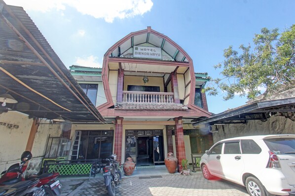 Front of property - Hotel O Dienda Hayu Near Alun Alun Tastura (Praya)