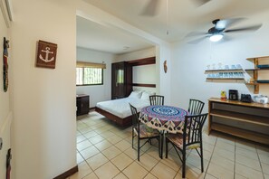 Desk, free WiFi, bed sheets, wheelchair access - Little Dreams Charming Ground Studio (Playas del Coco)