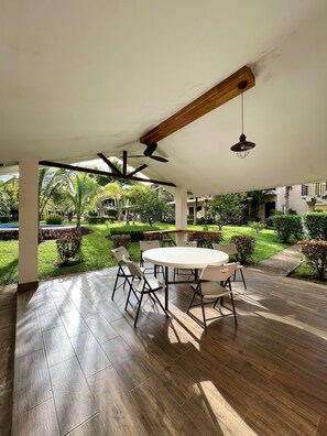 Outdoor dining - Little Dreams Charming Ground Studio (Playas del Coco)