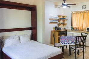Desk, free WiFi, bed sheets, wheelchair access - Little Dreams Charming Ground Studio (Playas del Coco)
