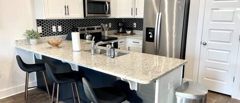 Kylskåp, mikrovågsugn, ugn och spishäll