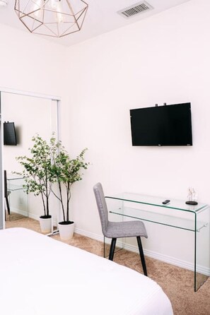 2 bedrooms, desk, iron/ironing board, WiFi