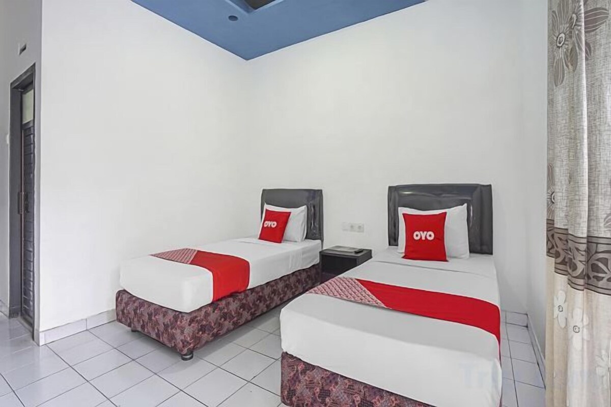 Desk, free WiFi, bed sheets