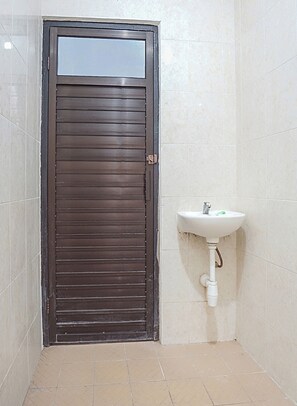Phòng 2 giường đơn Deluxe | Phòng tắm | Buồng tắm vòi sen, khăn tắm 
