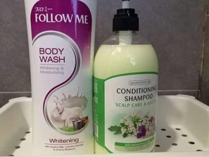 Toalhas de banho, sabonete, papel higiênico