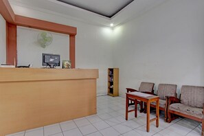 Reception - Hotel O Cindelaras B&b Bunk Bed (Yogyakarta)