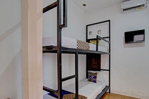 Basic Double Room | Bed sheets - Hotel O Cindelaras B&b Bunk Bed (Yogyakarta)