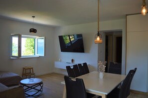 Dining - Apartman Kuman at beach in Ravnice, Omiš  (Omiš)