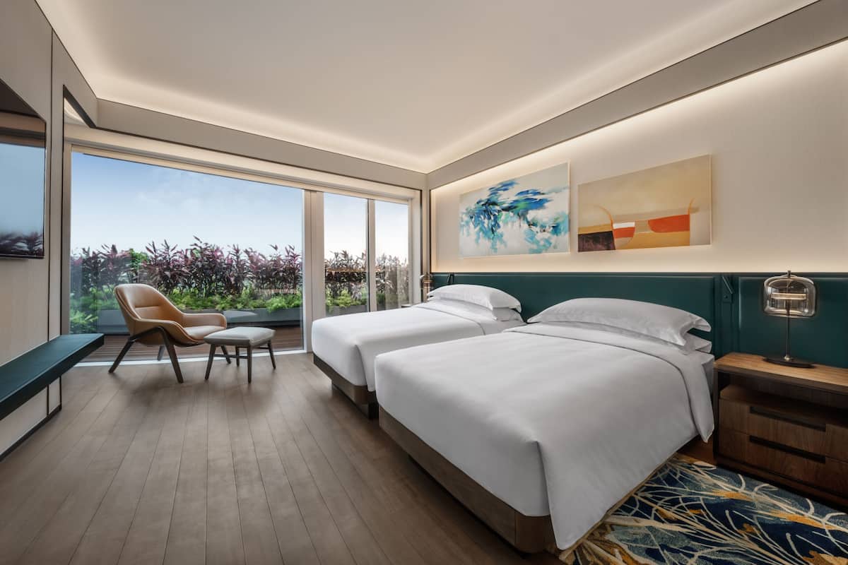 ห้องพัก (2 Twin Beds with Balcony) | มินิบาร์ฟรี, ตู้นิรภัยในห้องพัก, โต๊ะทำงาน, ผ้าม่านกันแสง