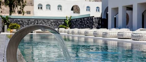 Piscina stagionale all'aperto, ombrelloni da piscina, lettini