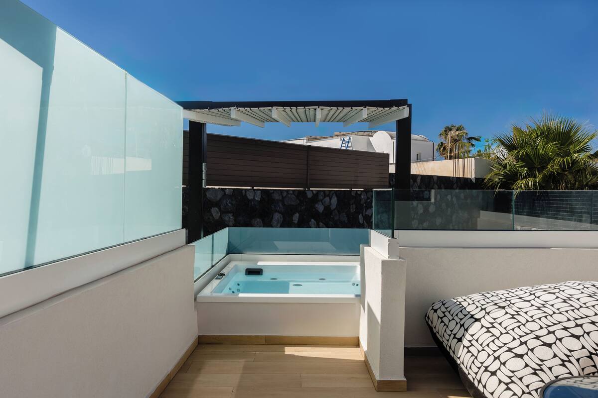 Executive Room with Outdoor Jetted Tub | Bathtub spa pribadi