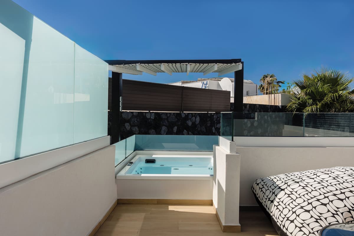 Executive Room with Outdoor Jetted Tub | Private spa tub