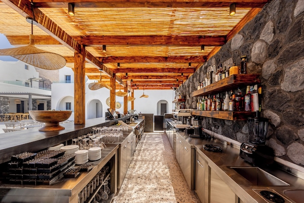 2 bars/lounges, poolside bar, beach bar