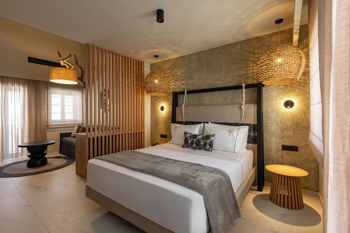 Premium Junior Suite with Indoor Jetted Tub | Seprai katun Mesir, seprai premium, busa memori, dan minibar