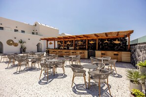 Poolside bar - Santo Mangata Boutique Hotel & Spa - Adults Only (Santorini)