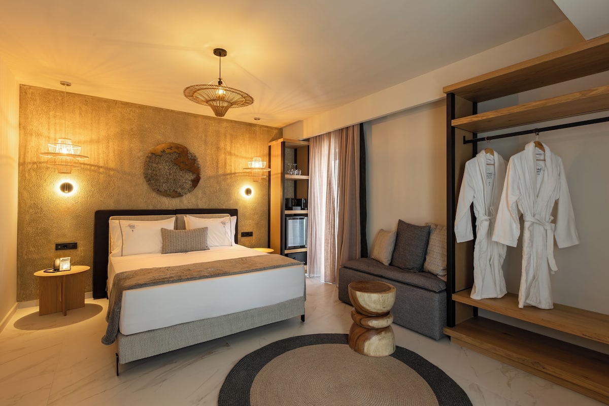 Kamar Superior | Seprai katun Mesir, seprai premium, busa memori, dan minibar