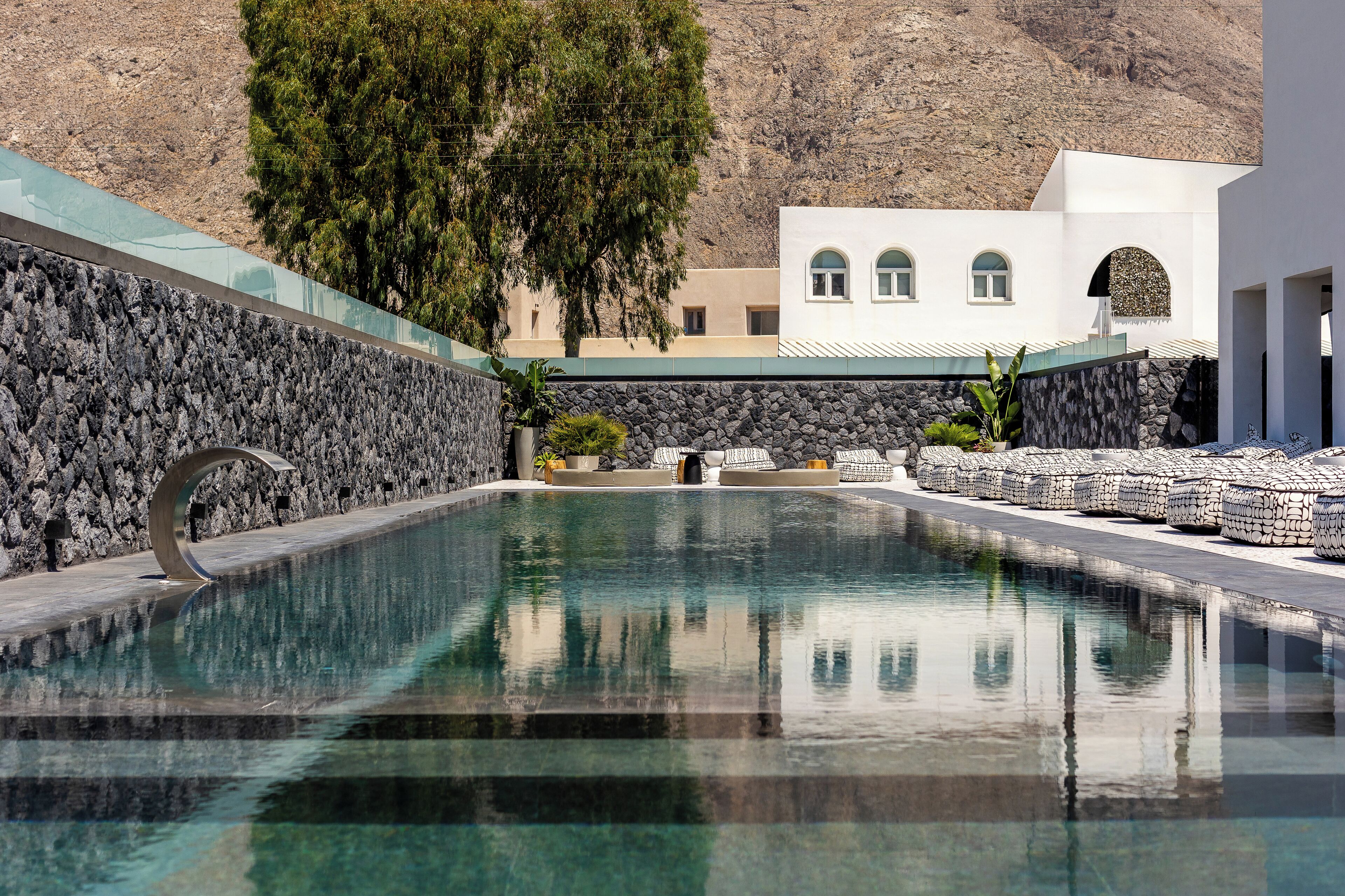 시즌별로 운영되는 야외 수영장, 09:00 ~ 20:00 오픈, 수영장 파라솔, 일광욕 의자