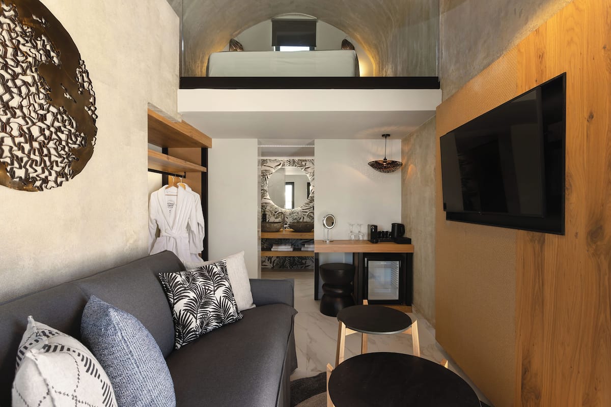 Premium Junior Suite Split Level | Ruang keluarga | Smart TV 42-inci dengan saluran TV satelit dan Netflix