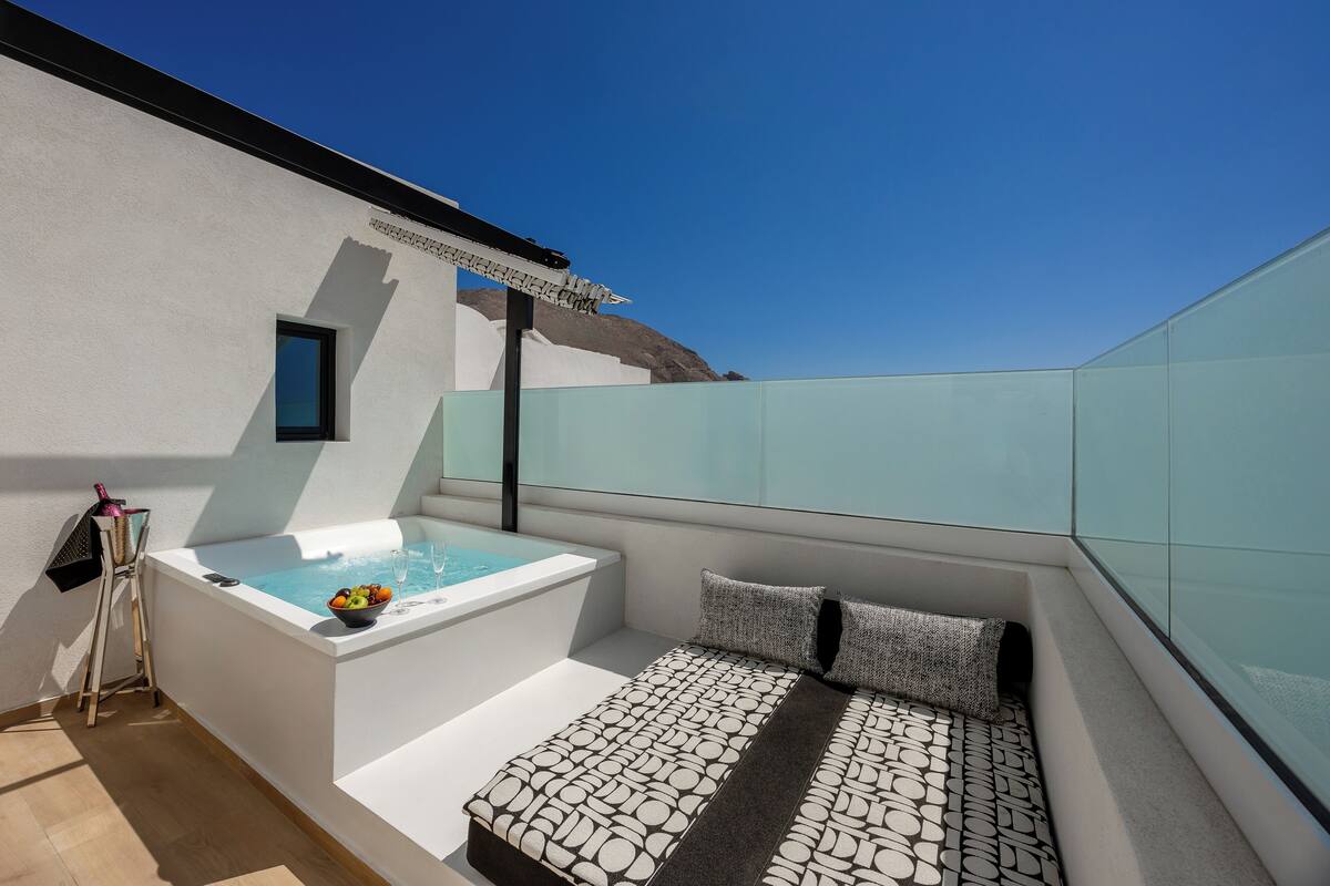 Deluxe Suite with Outdoor Jetted Tub | Seprai katun Mesir, seprai premium, busa memori, dan minibar