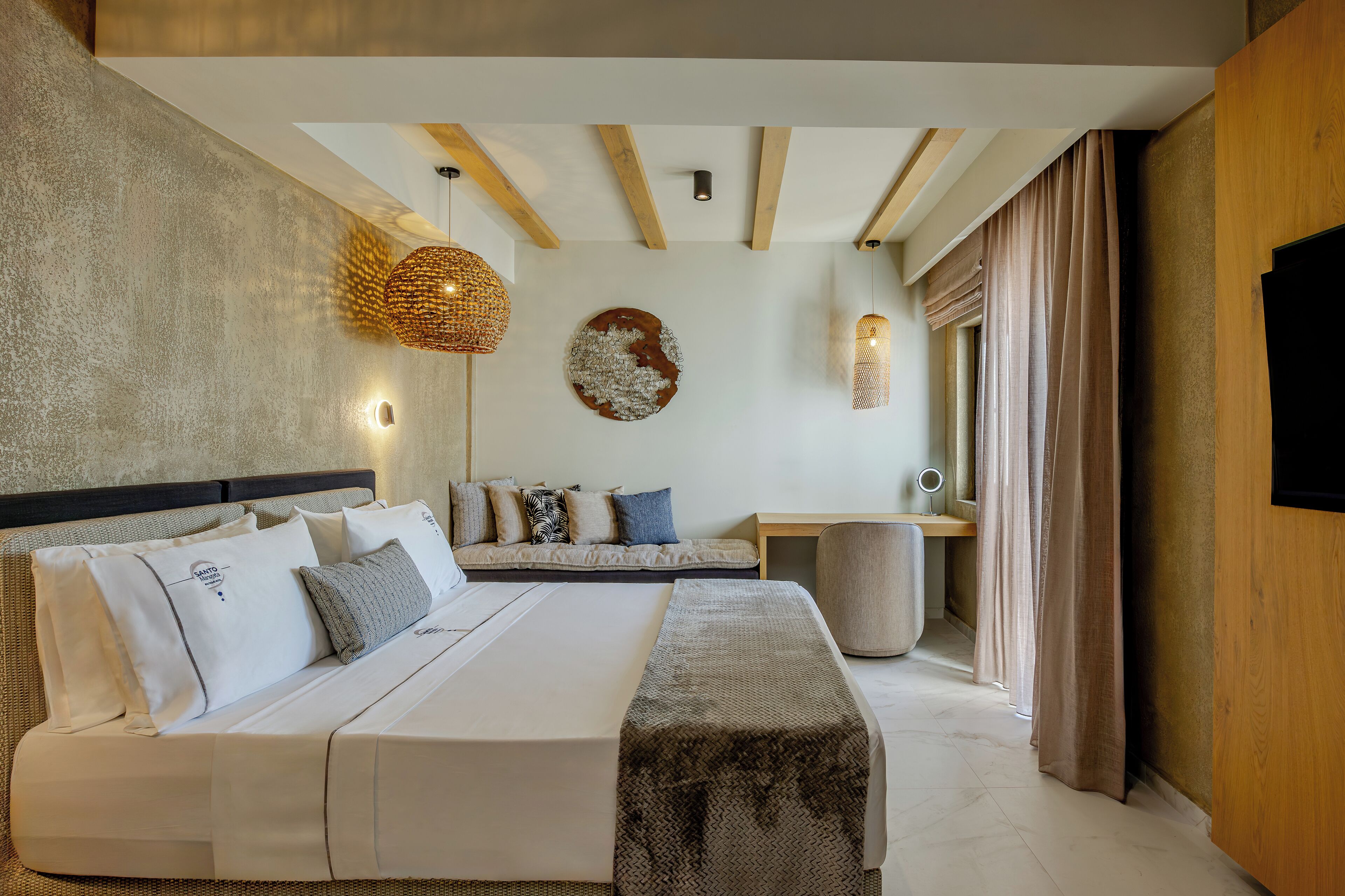 Executive Room with Outdoor Jetted Tub | Egyptian cotton sheets, premium bedding, memory foam beds, minibar