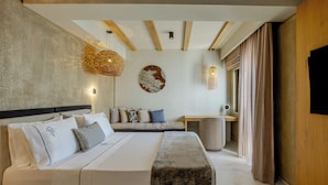 Un dormitorio moderno con una cama grande, una mesita de noche, una lámpara de pared y un adorno mural.