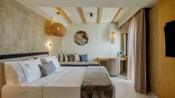 Executive Room with Outdoor Jetted Tub | Egyptian cotton sheets, premium bedding, memory foam beds, minibar