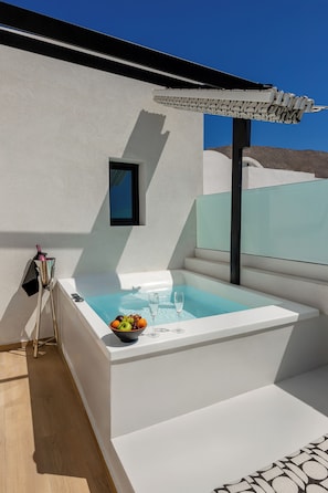 Deluxe Suite with Outdoor Jetted Tub | Ausblick vom Zimmer