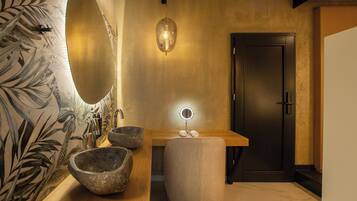 Honeymoon Suite with Outdoor Jetted Tub