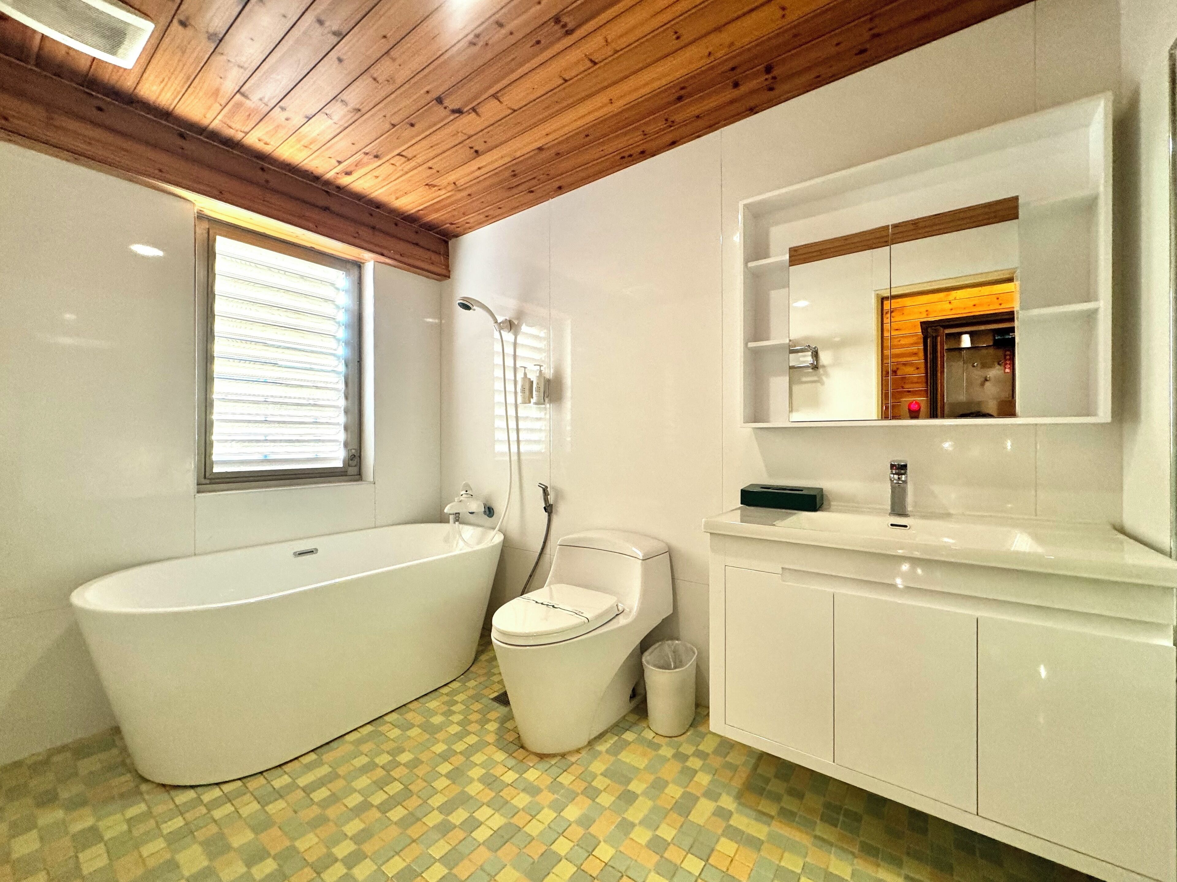 Business Double Room | Bathroom | Free toiletries, hair dryer, slippers