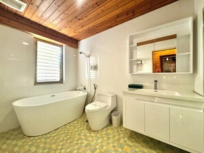 Quarto casal empresarial | Banheiro | Produtos de toalete grátis, secador de cabelo, chinelos 