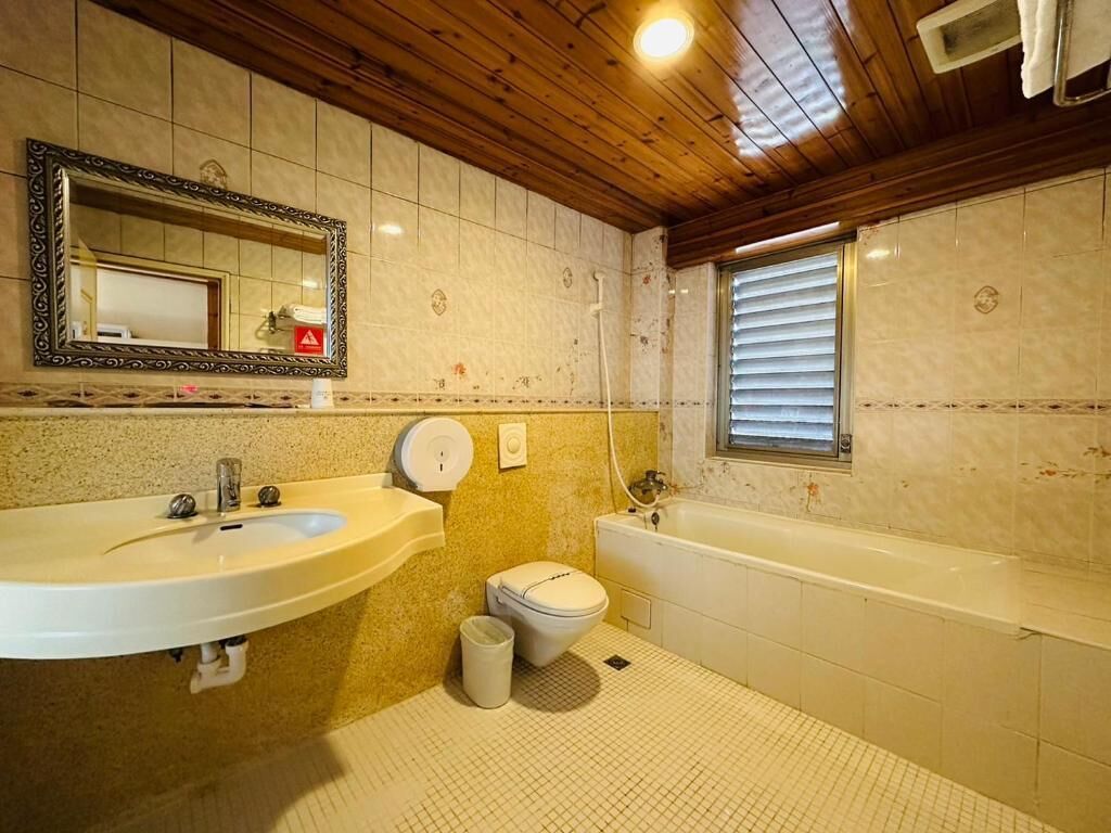 A bathroom with a sink, toilet, and bathtub.