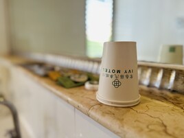Una taza blanca con texto sobre una encimera de mármol.